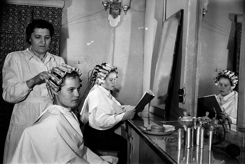 В парикмахерской, 1956 год. Валентин Хухлаев