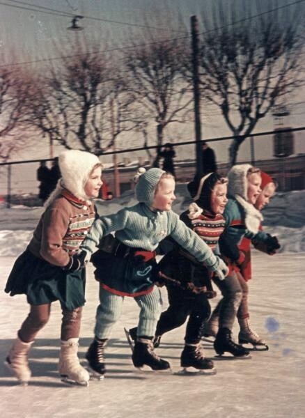 Юные фигуристки, 1956 год. Фотограф Лев Бородулин