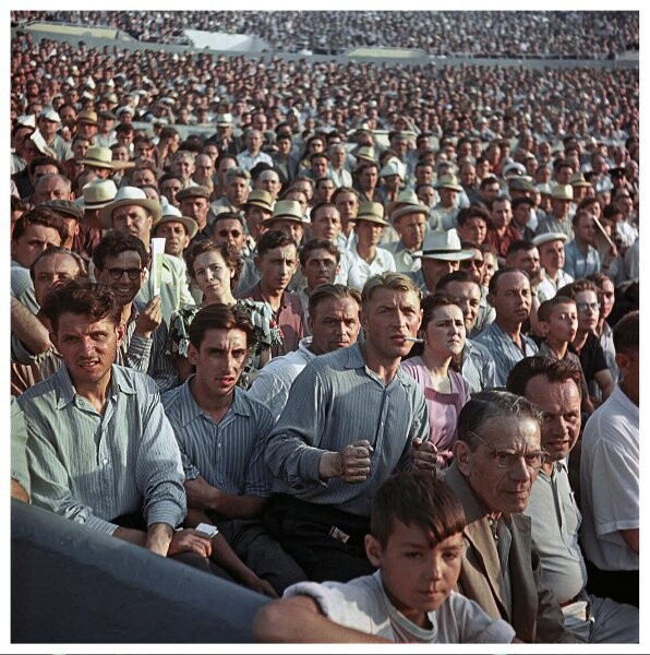 Болельщики на стадионе Динамо, 1956 год. Фотограф Андрей Новиков