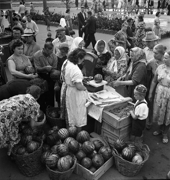 Уличная торговоля, 1958 год. Фотограф Всеволод Тарасевич