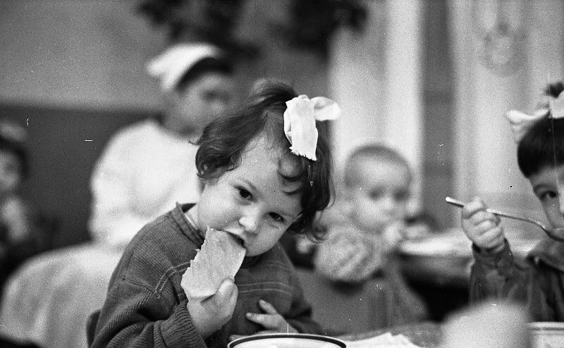 Ясли № 23. На сладкое – арбуз, 1958 год. Фотограф Всеволод Тарасевич