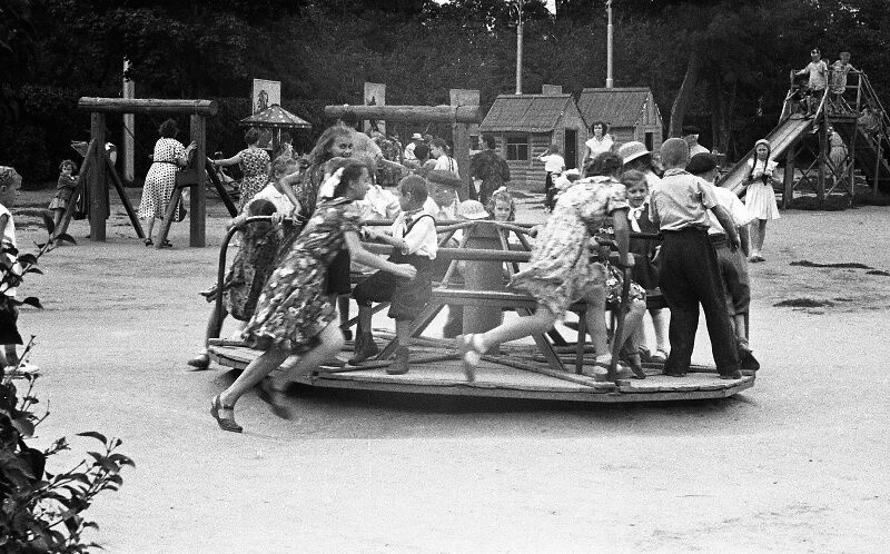 На детской площадке, 1958 год. Фотограф Всеволод Тарасевич