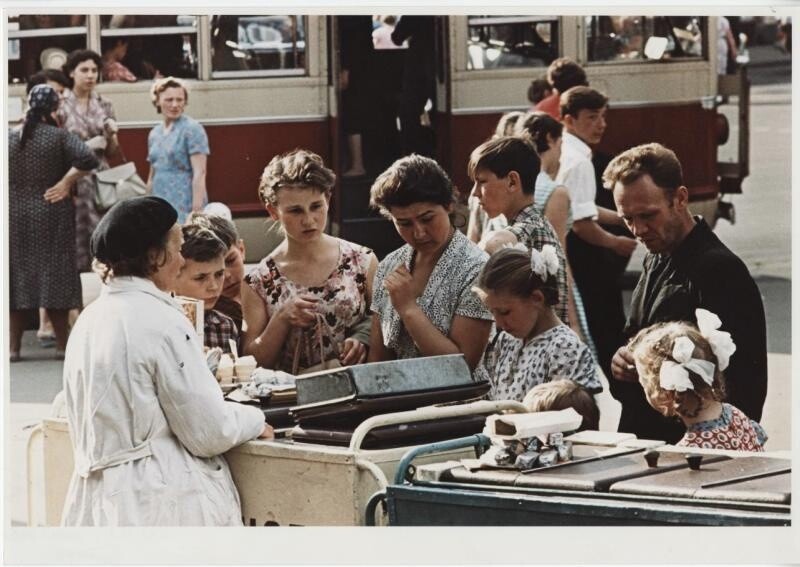 Покупатели мороженого, 1958 год. Фотограф Дмитрий Бальтерманц