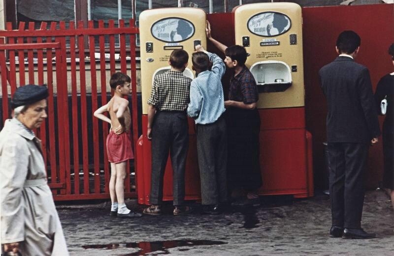 Дети у автомата с газировкой, 1958 год. Фотограф Дмитрий Бальтерманц