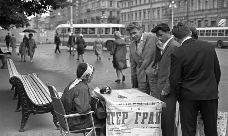 Продавщица театральных билетов на Невском проспекте, 1960-е годы. Фотограф Всеволод Тарасевич