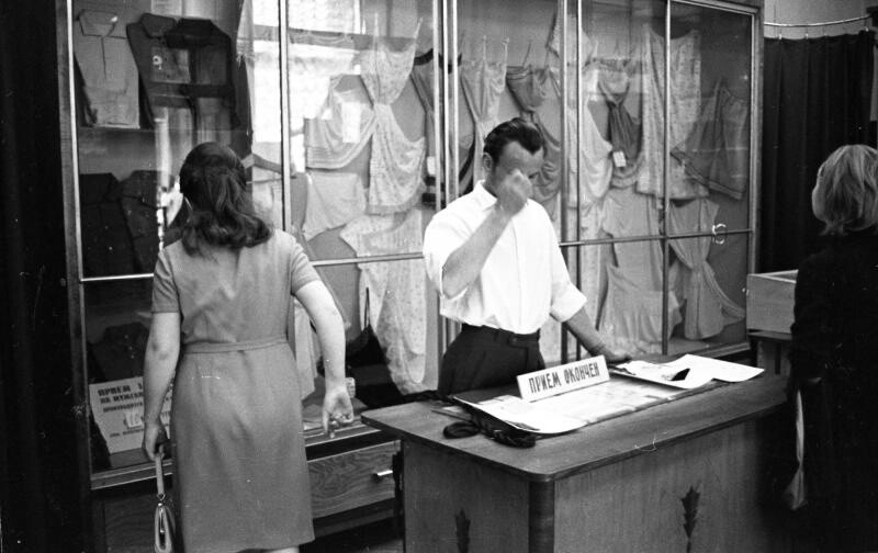 У витрины с образцами изделий, 1960-е годы. Фотограф Всеволод Тарасевич
