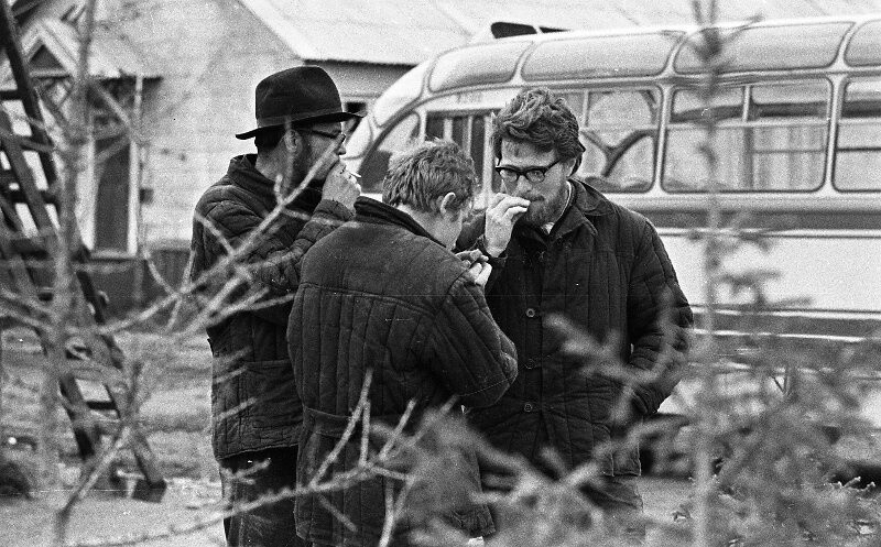 Геологи около автобуса, 1960-е годы. Фотограф Всеволод Тарасевич