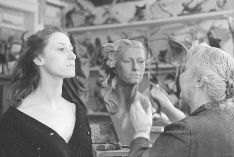 Майя Плисецкая в мастерской Елены Янсон-Манизер, 1960-е годы. Фотограф Майя Окушко