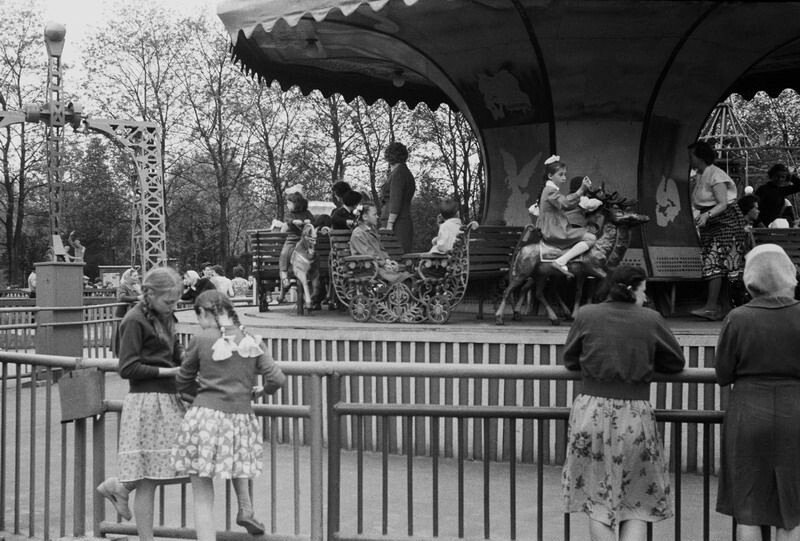 Карусель в парке, 1960-е годы. Фотограф Александр Чебуркин