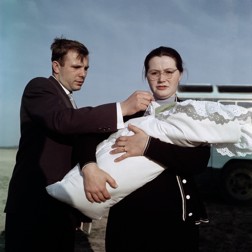 Юрий Гагарин с женой Валентиной и дочерью Галиной, 1961 год. Фотограф Юрий Абрамочкин