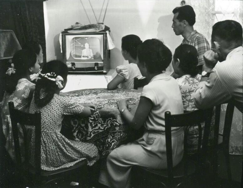 Семья перед телевизором, 1962 год. Фотограф Борис Кудояров