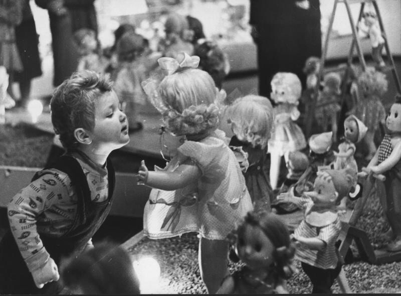 На выставке игрушек, 1964 год. Фотографы Дмитрий Воздвиженский, Нина Свиридова