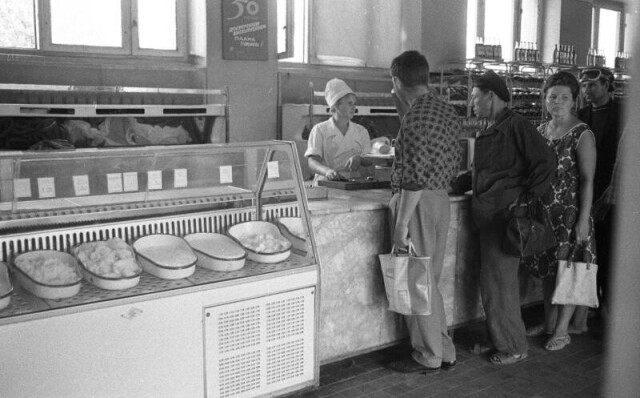 В продуктовом магазине, 1967 год. Фотограф Всеволод Тарасевич