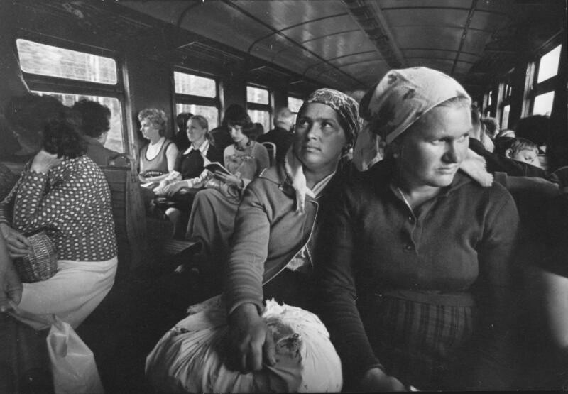 Электричка, 1968 год. Фотографы Дмитрий Воздвиженский, Нина Свиридова