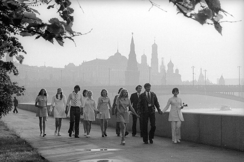 Выпускники встречают рассвет, 1970-е годы. Фотограф Александр Стешанов