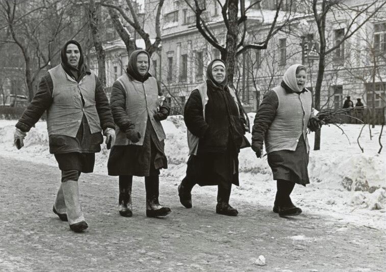 Дворники, 1970-е годы. Фотограф Виктор Ахломов