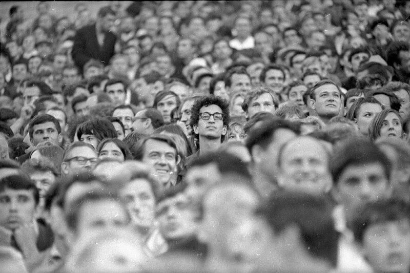 Один в толпе, 1970-е годы. Фотограф Виктор Ершов