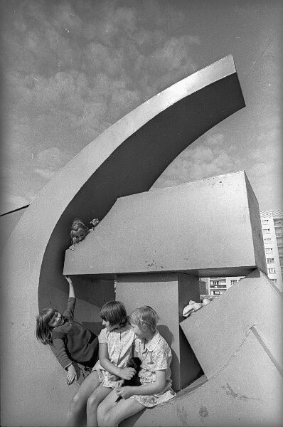 Монумент Серп и молот, 1970-е годы. Фотограф Виктор Ершов
