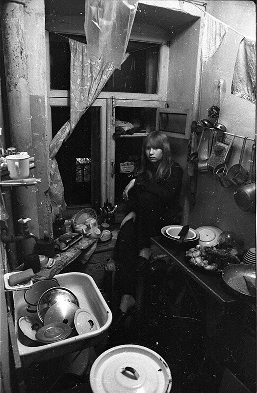 Таня на кухне, 1970-е годы. Фотограф Михаил Дашевский