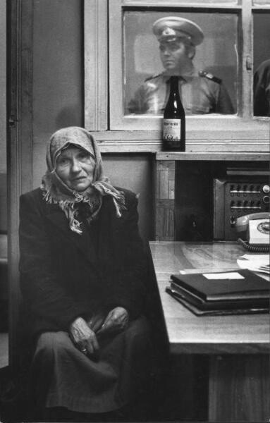 В дежурной части, 1972 год. Фотографы Дмитрий Воздвиженский, Нина Свиридова
