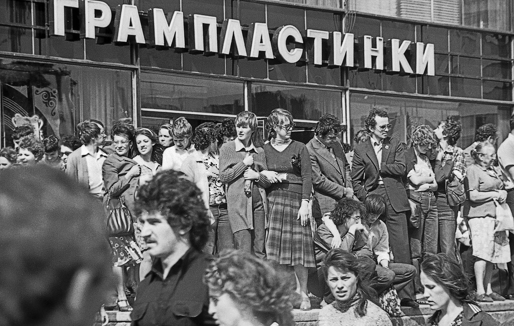 Возле магазина Мелодия на Калининском проспекте, 1980-е годы. Фотограф Павел Сухарев