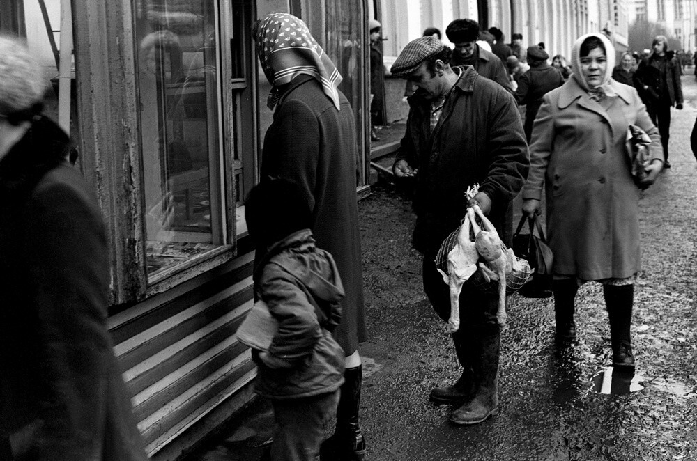 Газетный киоск на проспекте Металлургов, 1982 год. Фотограф Владимир Воробьев