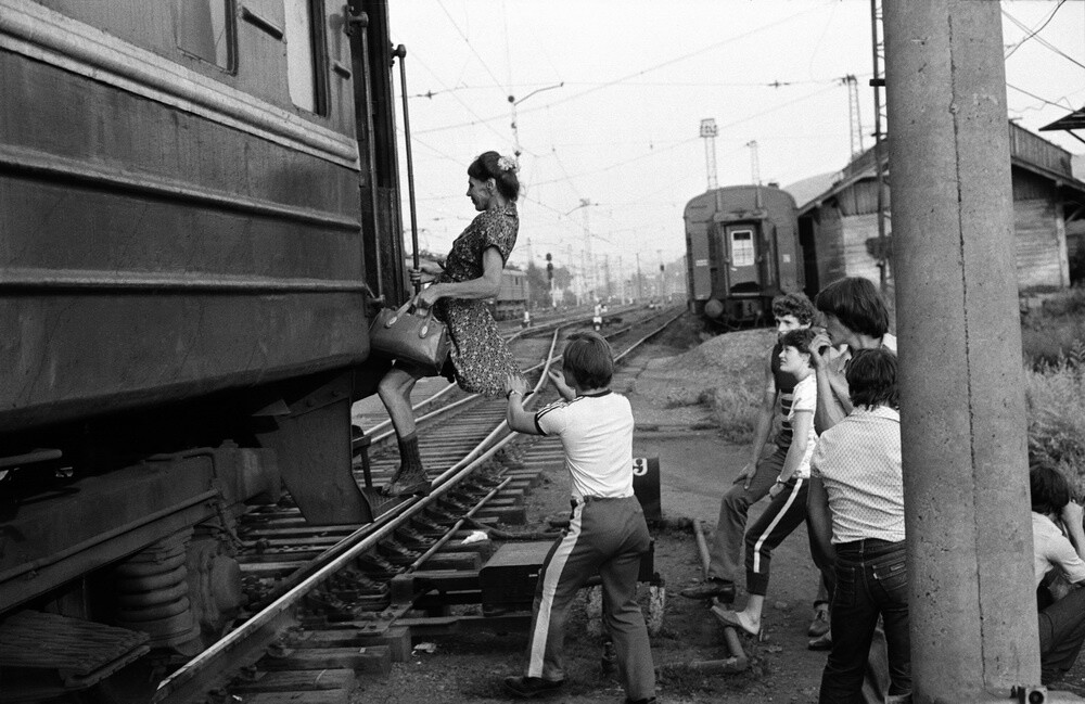 Пассажирка последнего вагона, 1983 год. Фотограф Владимир Воробьев