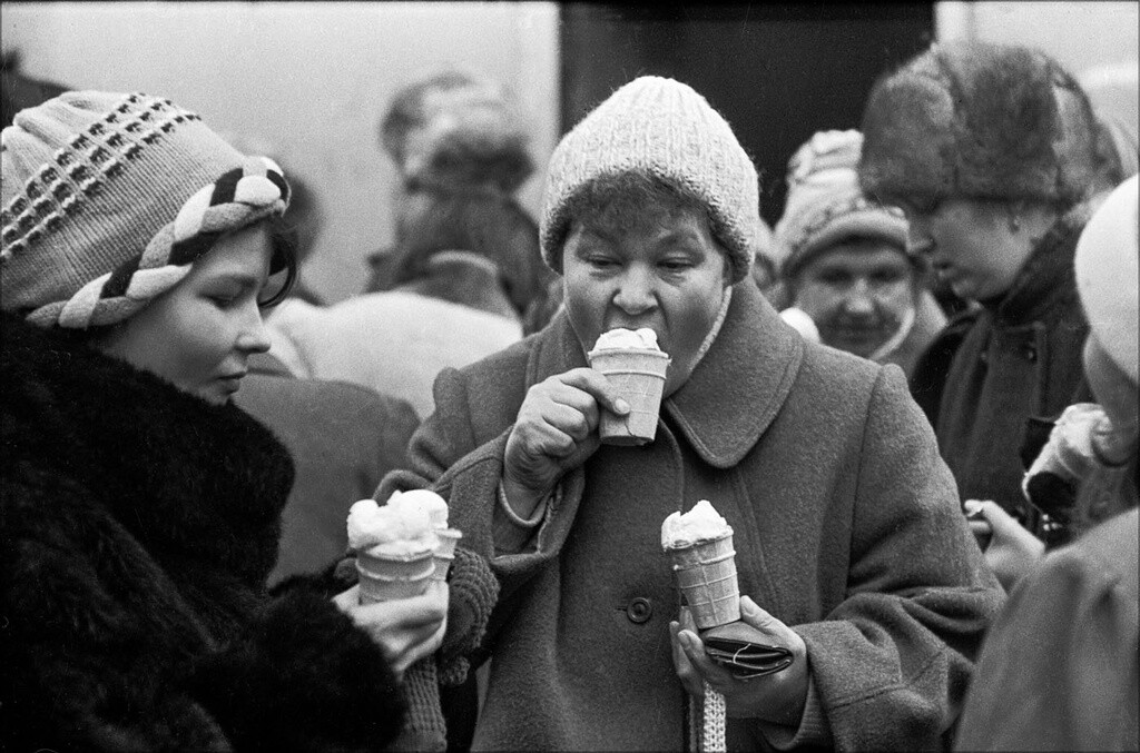 ГУМ, покупатели с мороженным, декабрь 1990 года. Фотограф Игорь Стомахин