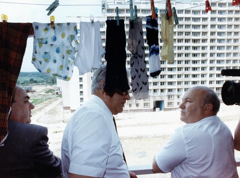 Борис Ельцин и Юрий Лужков в новостройке, 1992 год. Фотограф Дмитрий Донской