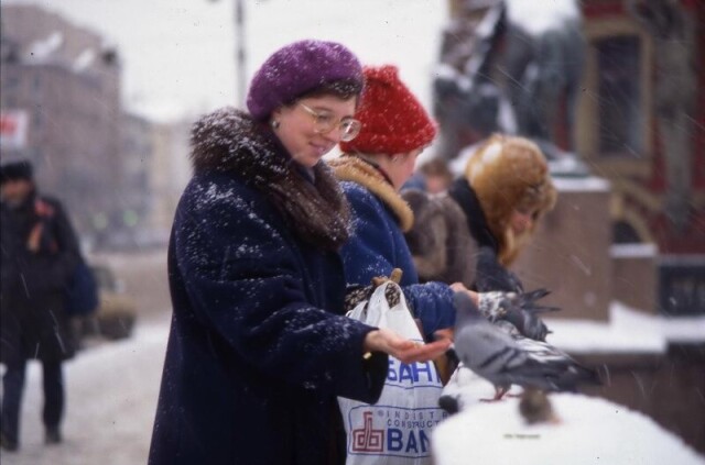 Прохожие кормят голубей на Аничковом мосту, 1993 год. Фотограф Всеволод Тарасевич