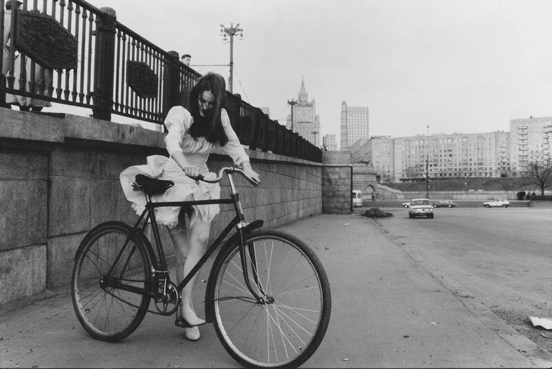 Девушка с велосипедом, 1994 год. Фотограф Сергей Борисов
