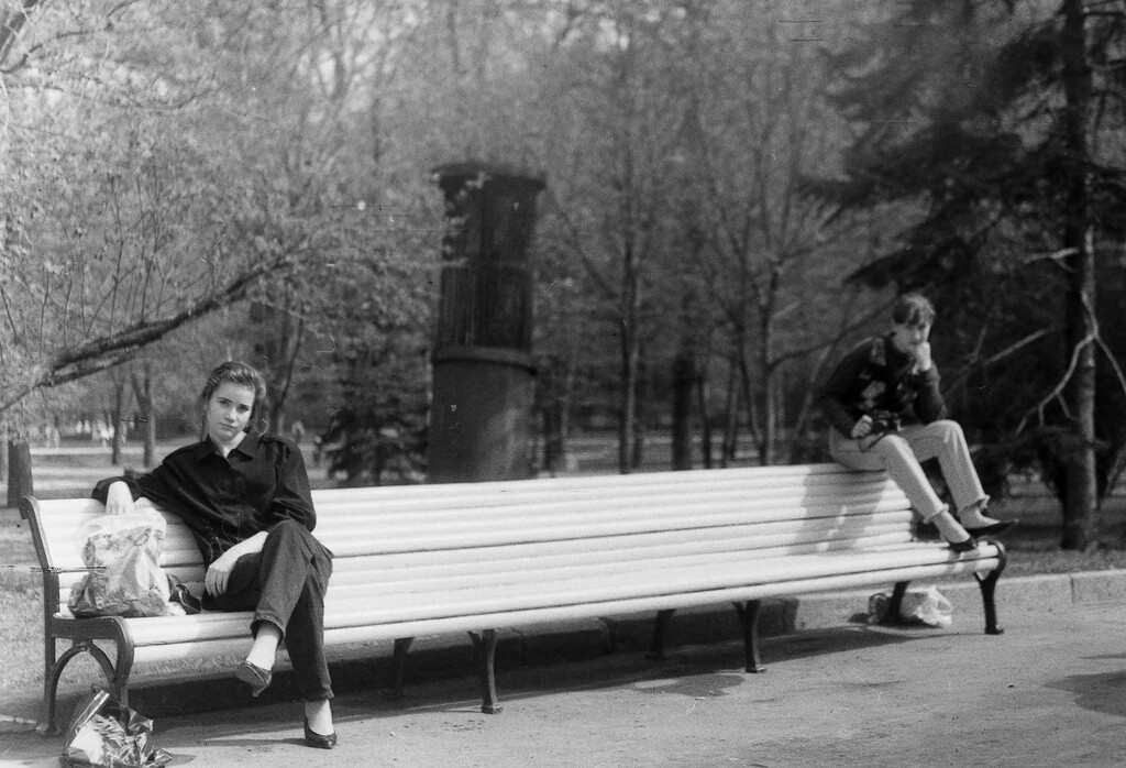 На лавочке, 1994 год. Фотограф Алина Башмакова
