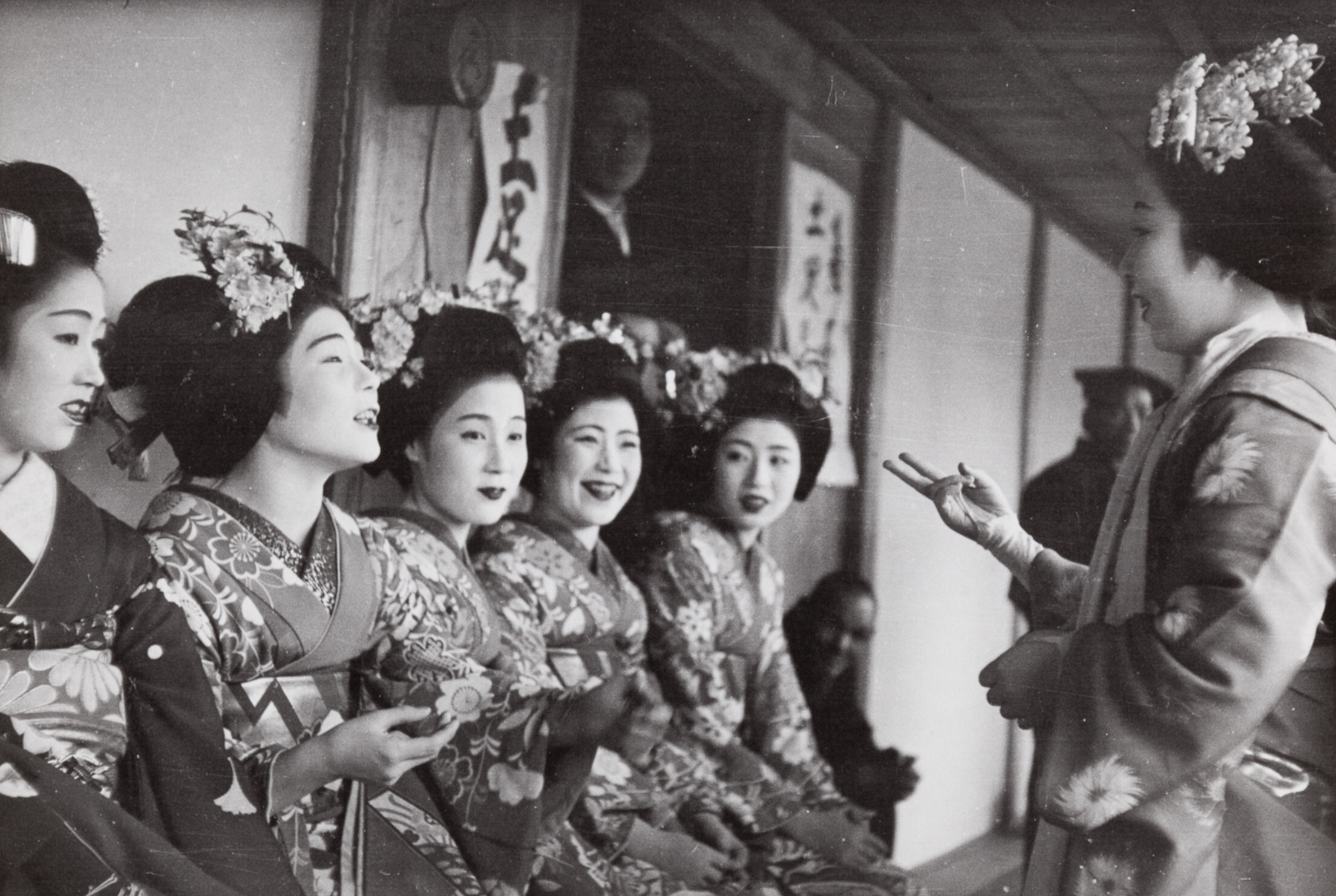 Женщины в традиционных японских костюмах, Япония, 1954 год. Фотограф Роберт Капа