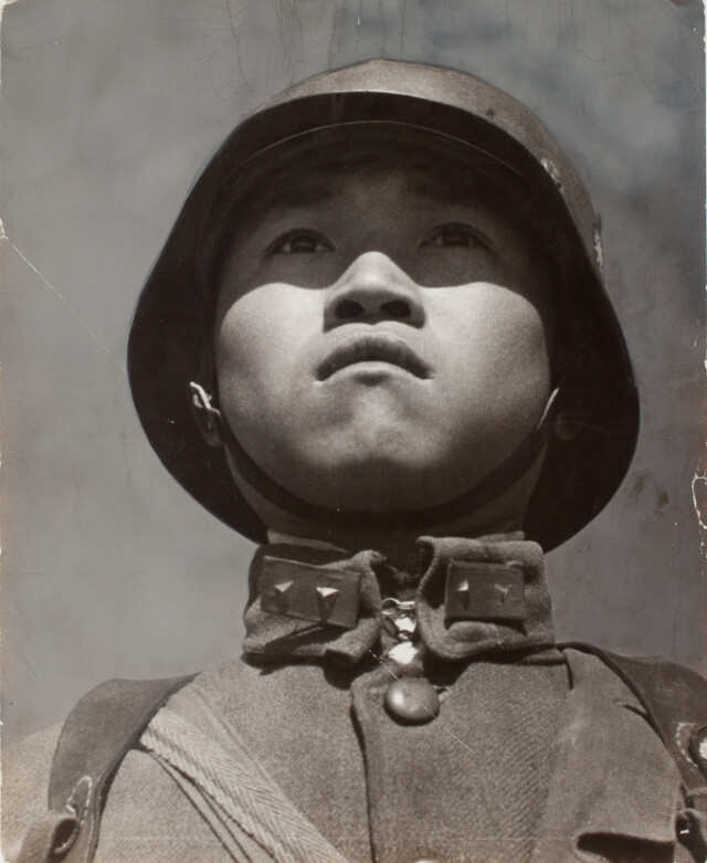 Мальчик-солдат, Ханькоу, Китай, 1938 год. Фотограф Роберт Капа