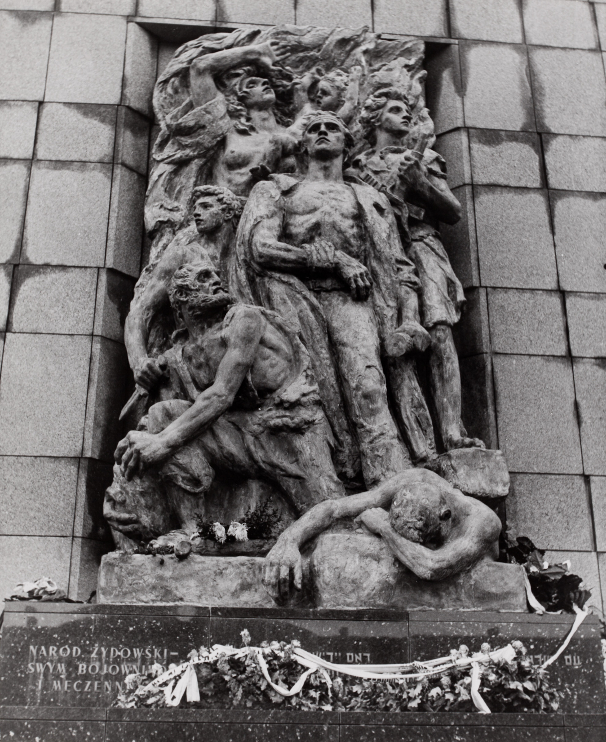 Мемориальный памятник жертвам гетто, Варшава, Польша, октябрь 1948 года. Фотограф Роберт Капа