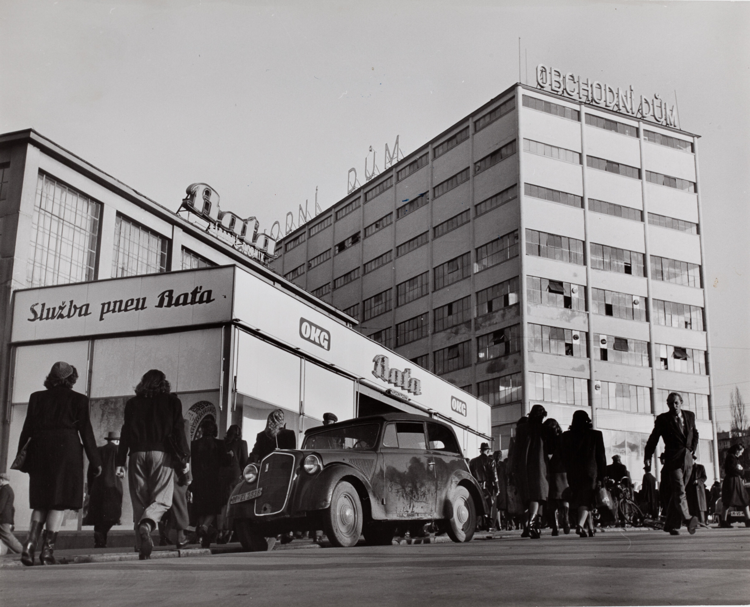 Мужчины и женщины идут к фабрике, Чехословакия, октябрь 1948 года. Фотограф Роберт Капа