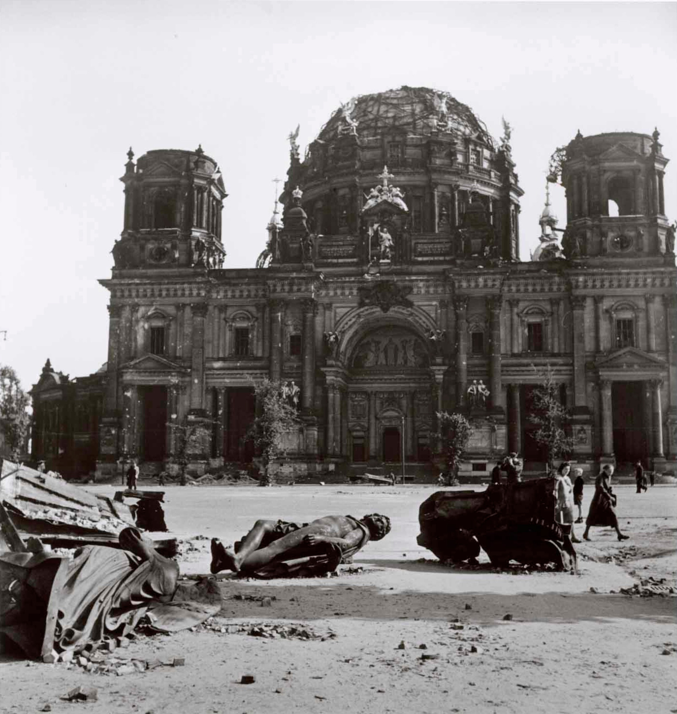 Поваленные статуи и разрушенная церковь, Берлин, август 1945 года. Фотограф Роберт Капа