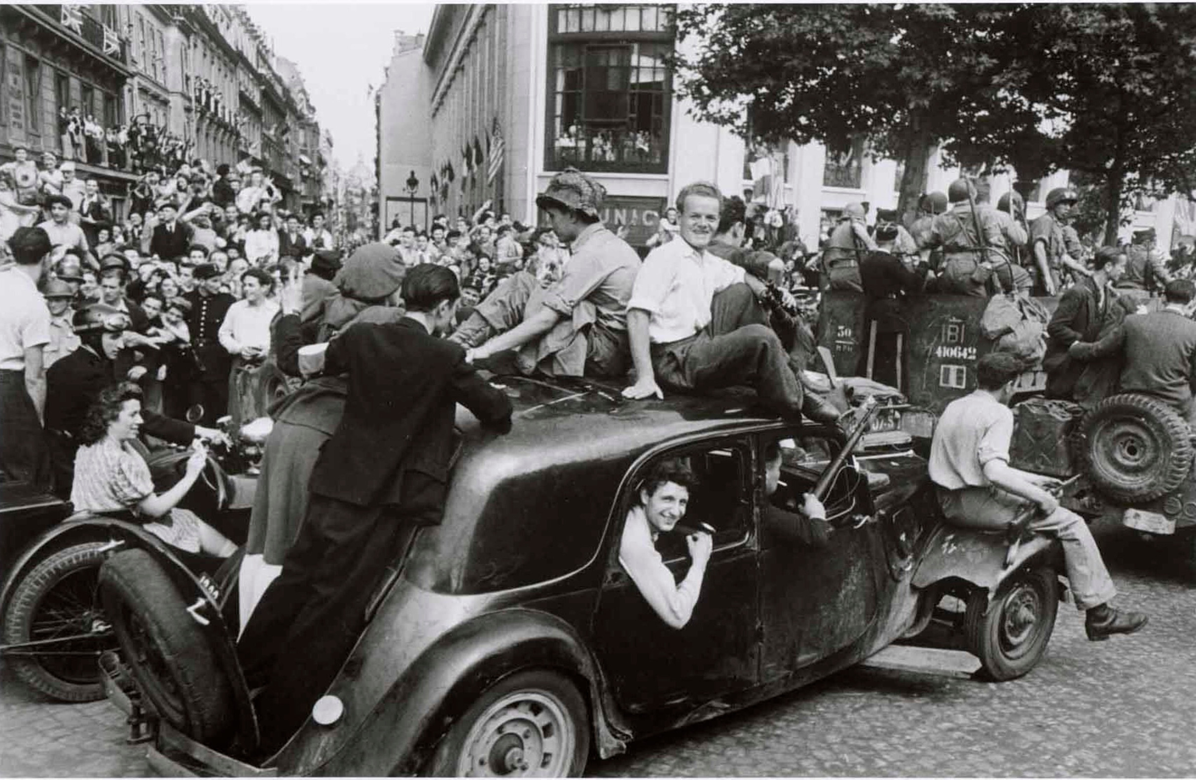 Празднование освобождения города, Париж, 26 августа 1944 года. Фотограф Роберт Капа