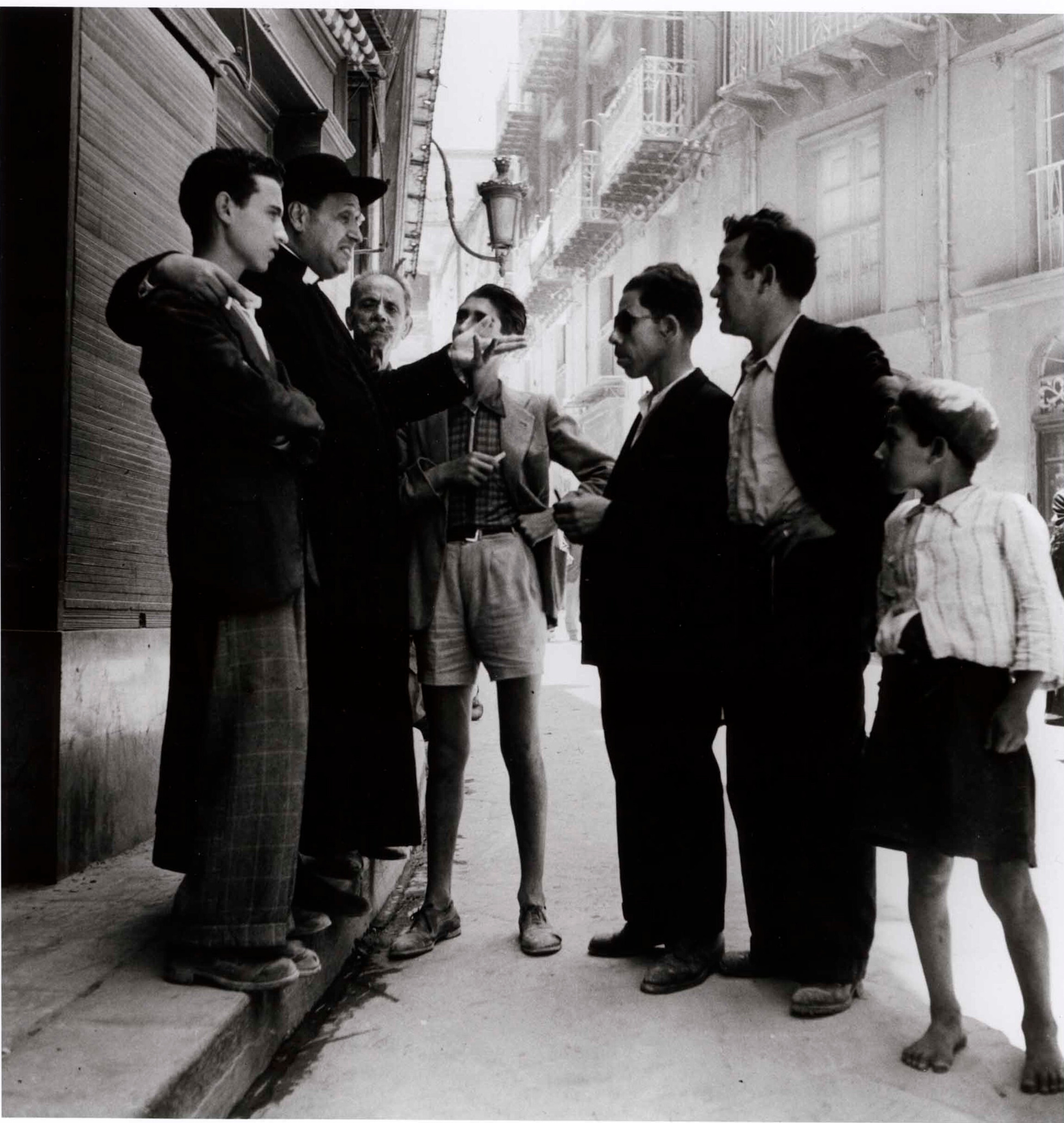Священник разговаривает с группой парней, Агридженто, Сицилия, 17-18 июля 1943 года. Фотограф Роберт Капа