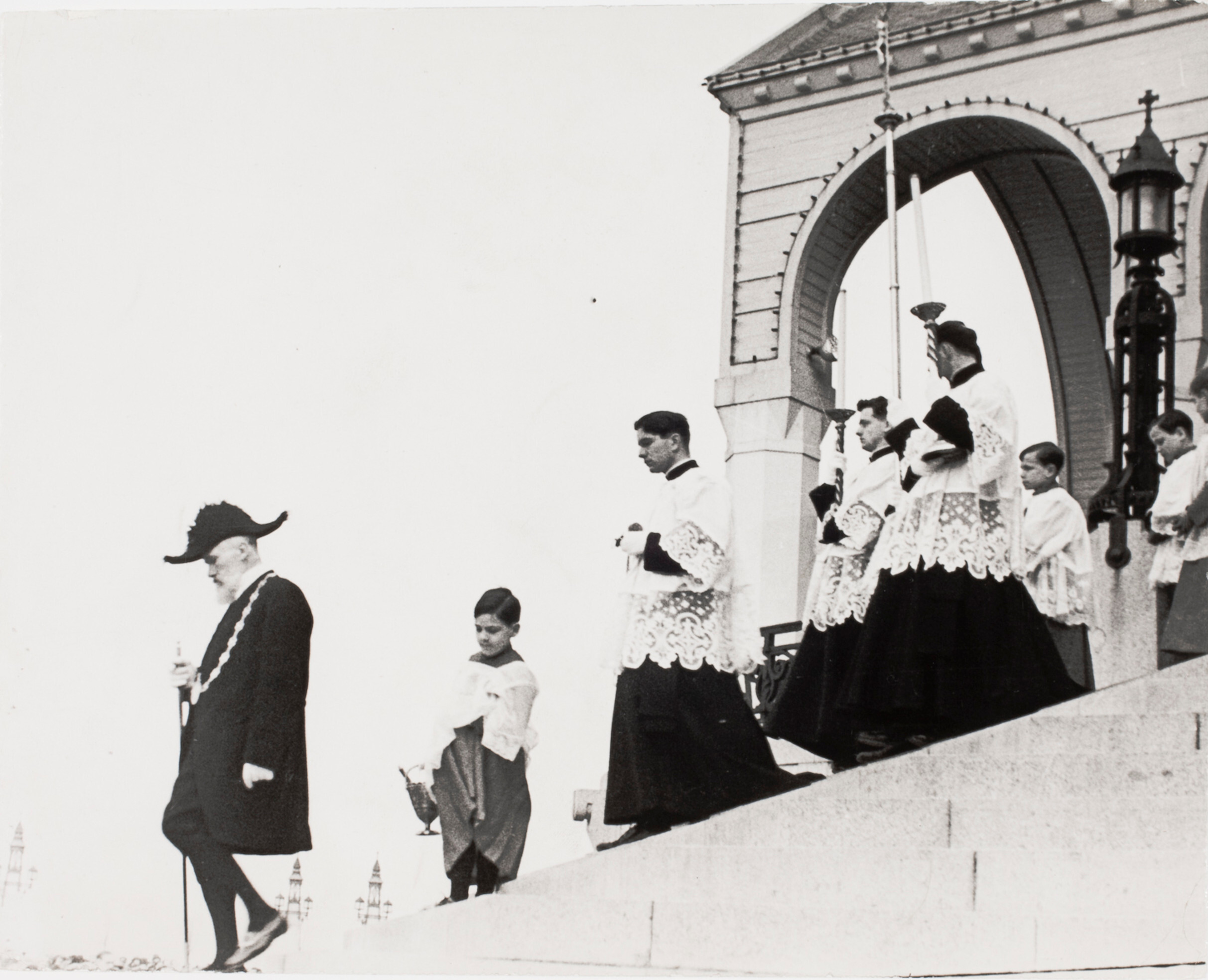 Священники и прислужники спускаются по ступеням, Лизьё, Франция, 1935 год. Фотограф Роберт Капа