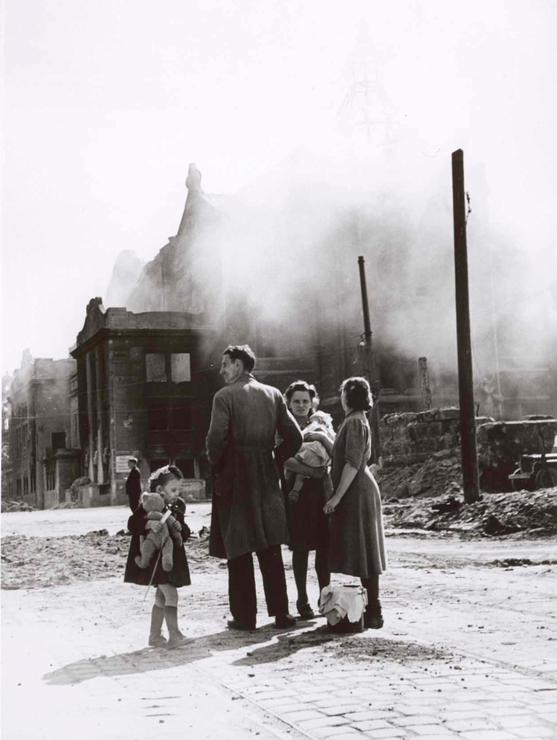 Семья перед разрушенными зданиями, Нюрнберг, 20 апреля 1945 года. Фотограф Роберт Капа