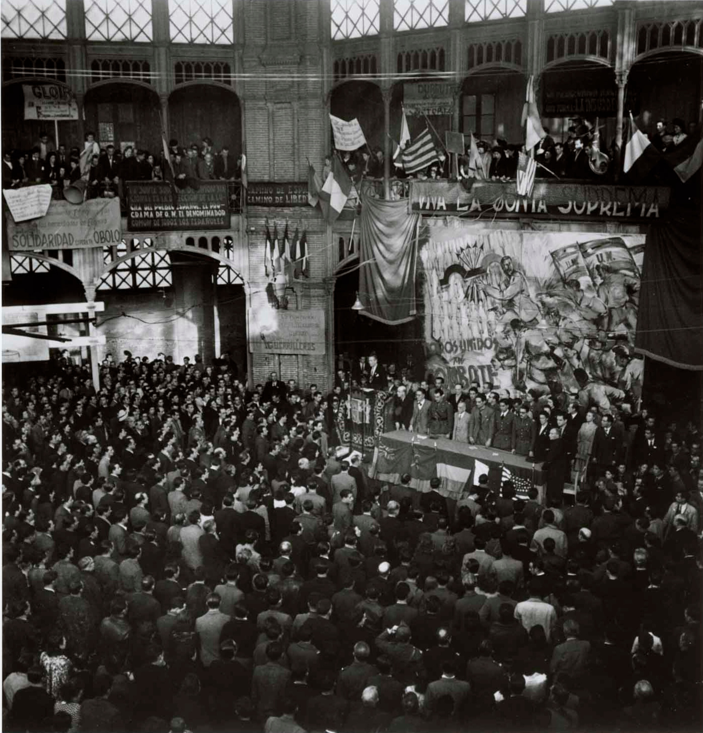 Собрание Unión Nacional Española, организации испанцев-антифашистов, помогавших освободить Францию, Тулуза, Франция, ноябрь 1944 года. Фотограф Роберт Капа