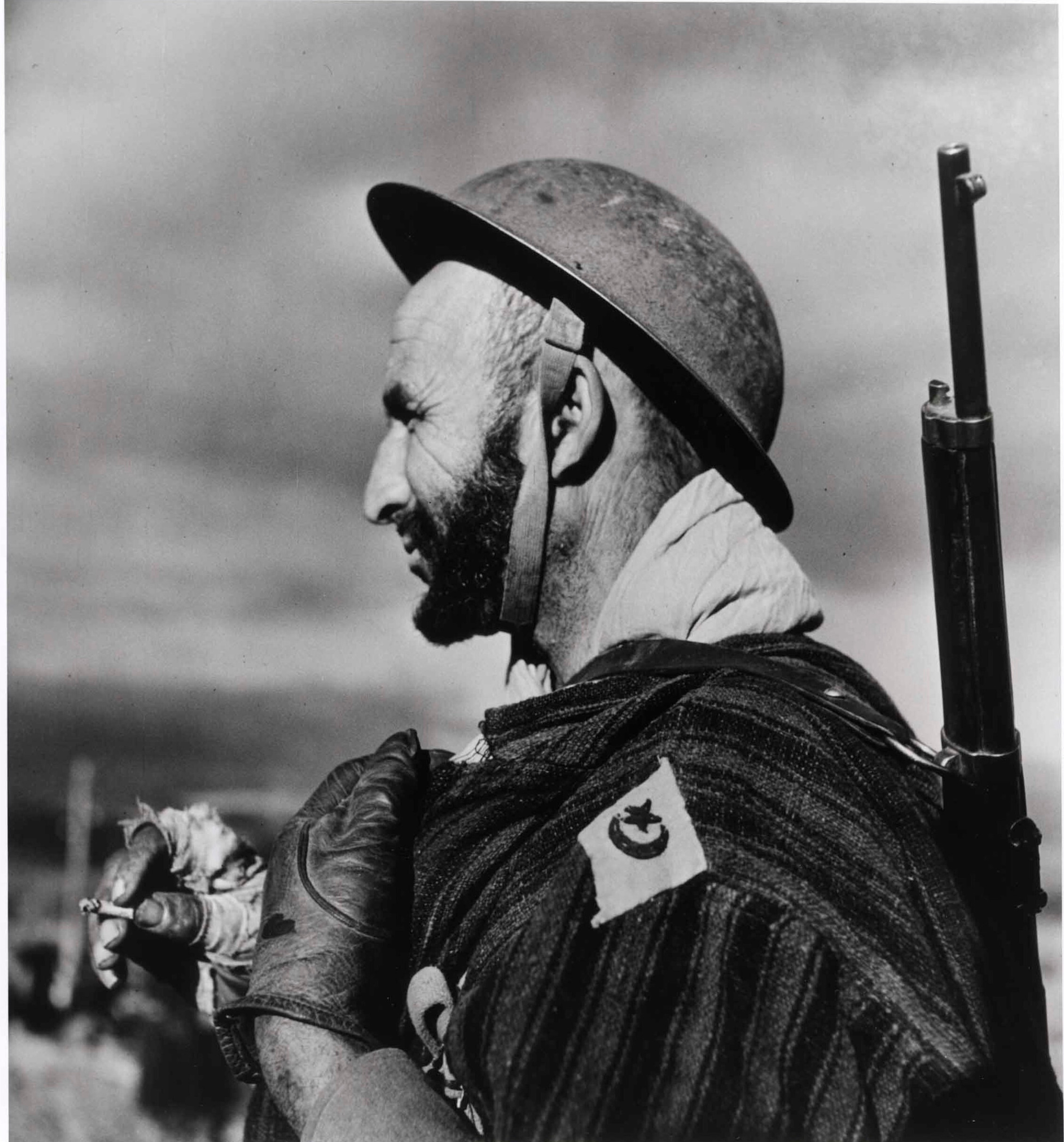 Солдат 2-й марокканской пехотной дивизии, недалеко от горы Пантано, к северо-востоку от Кассино, Италия, декабрь 1943 года. Фотограф Роберт Капа