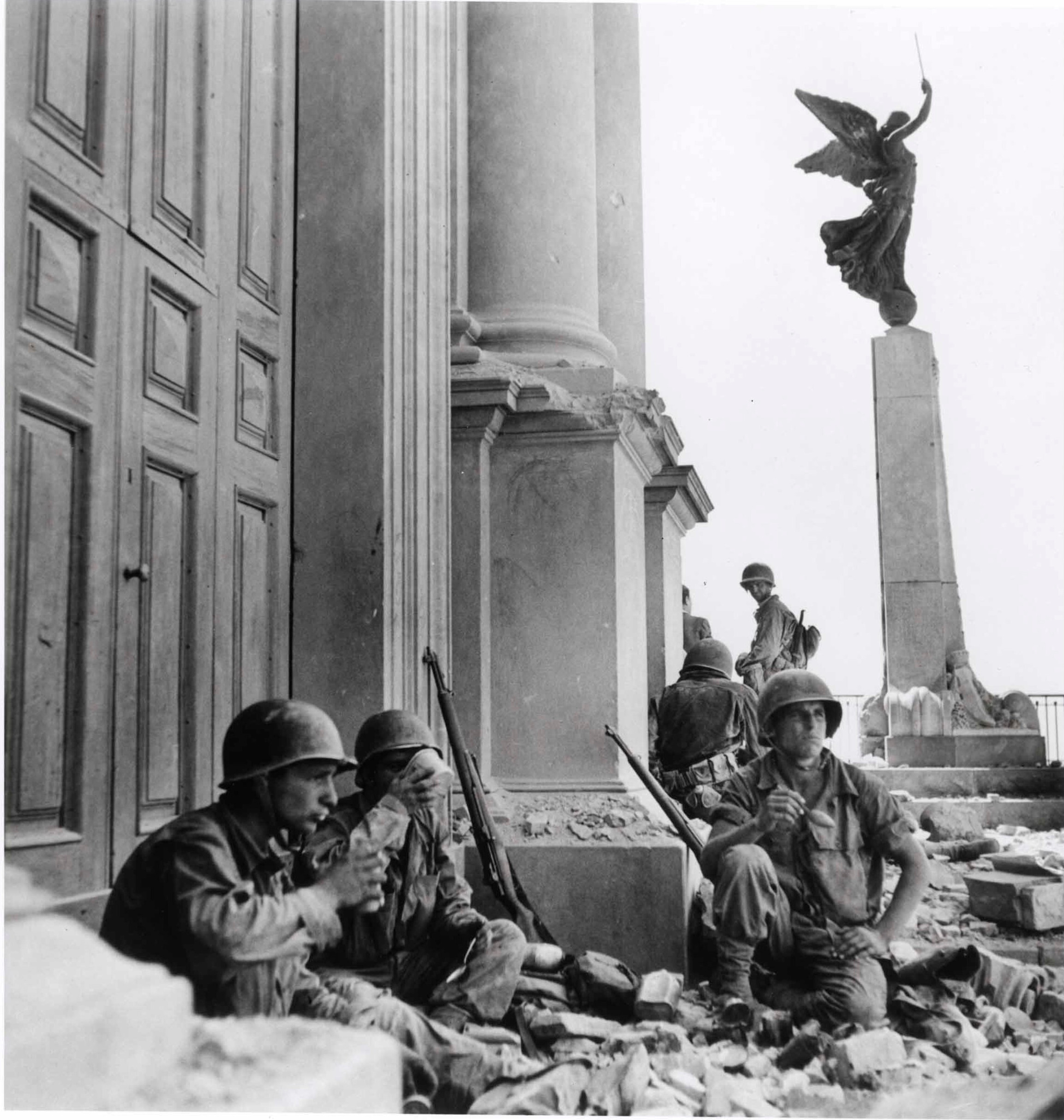 Солдаты среди обломков, Троина, Сицилия, август 1943 года. Фотограф Роберт Капа