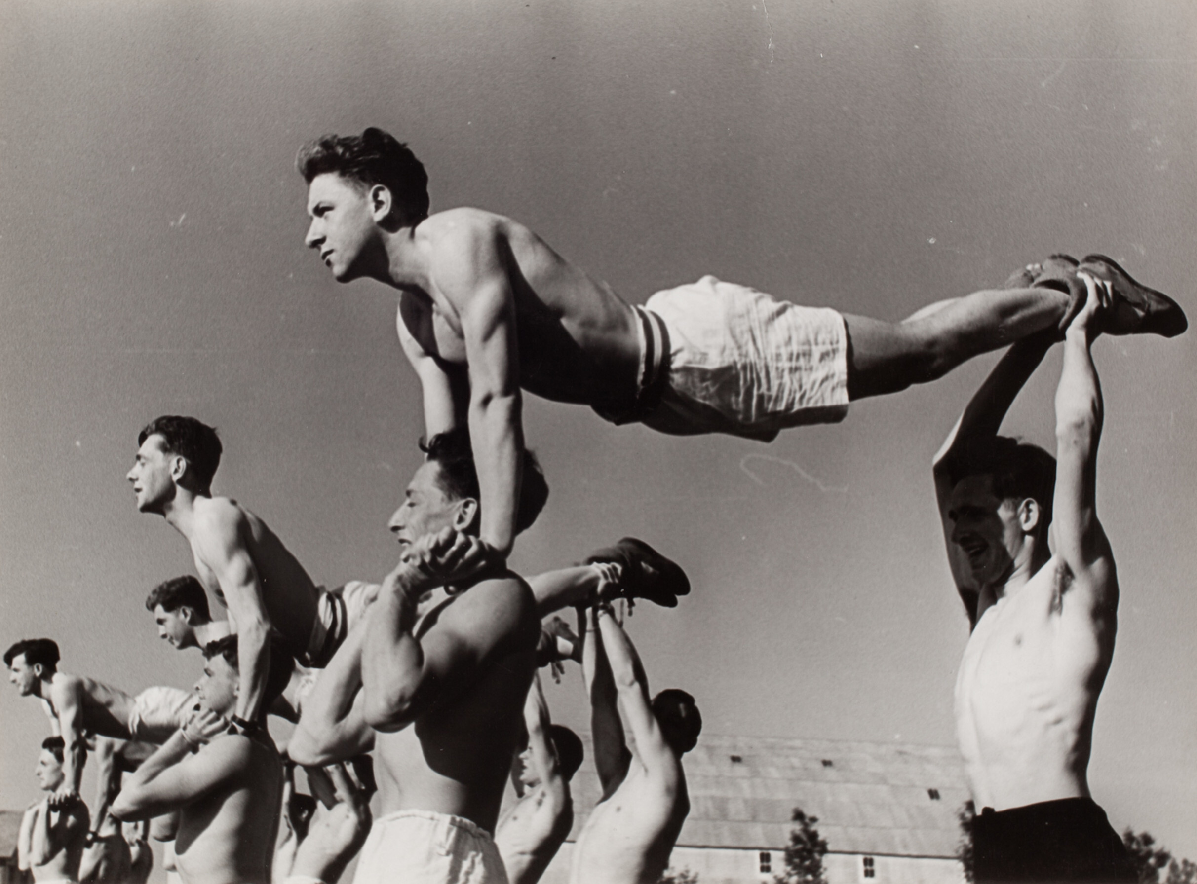 Французская авиашкола, Студенты занимаются гимнастикой, Истр, Франция, 1939 год. Фотограф Роберт Капа