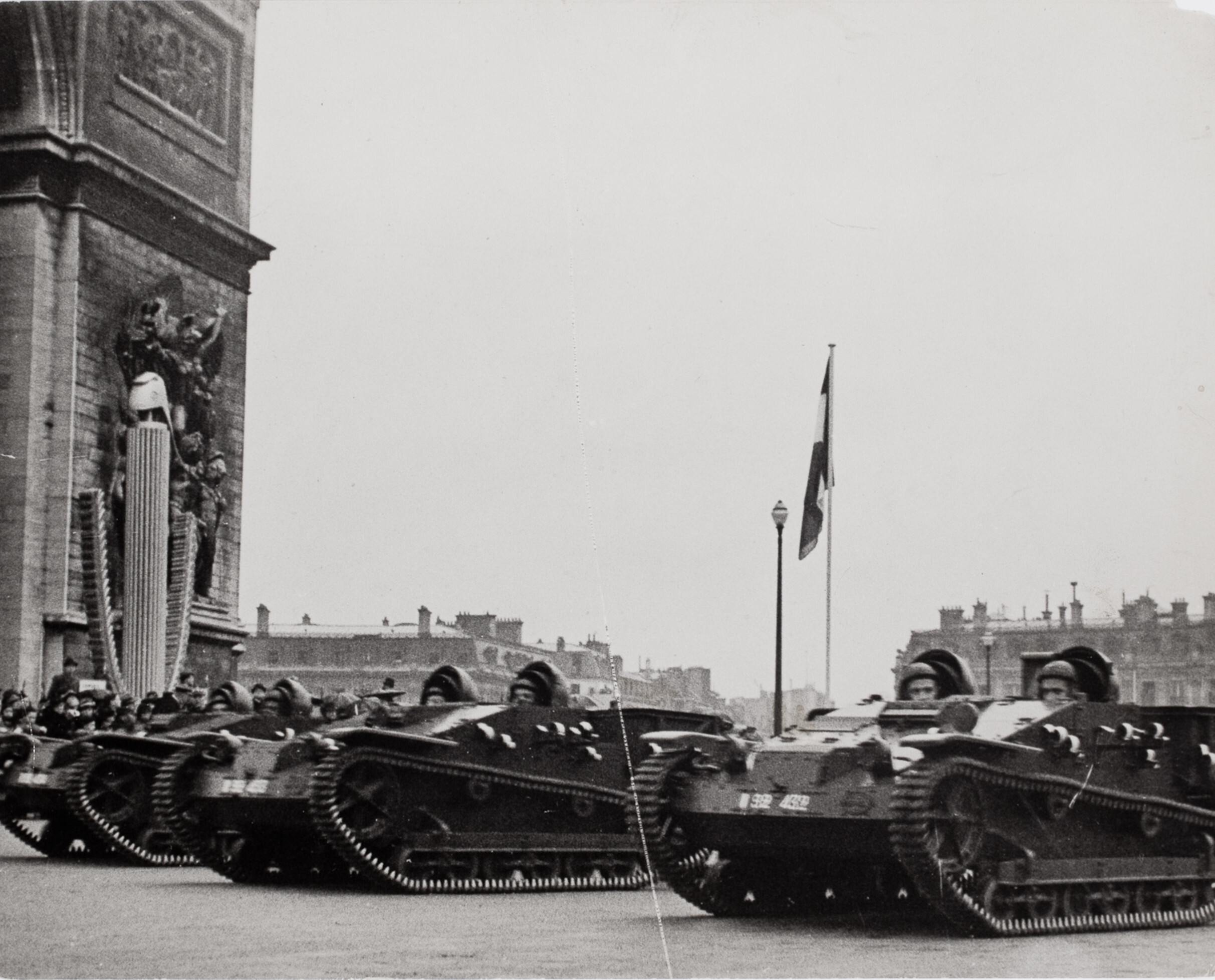 Французские солдаты на танках во время парада в честь Дня перемирия на Елисейских полях в Париже, ноябрь 1936 года. Фотограф Роберт Капа