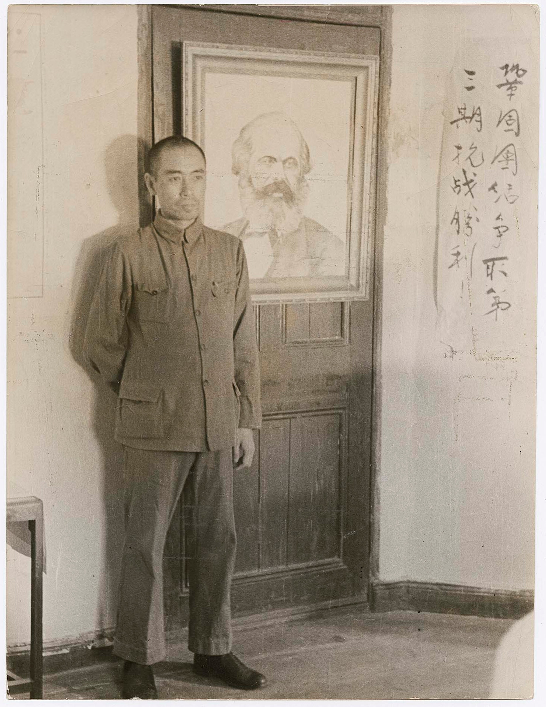 Чжоу Эньлай стоит перед портретом Карла Маркса в штаб-квартире Ханькоу ЦК Коммунистической партии Китая, Китай, июль 1938 года. Фотограф Роберт Капа