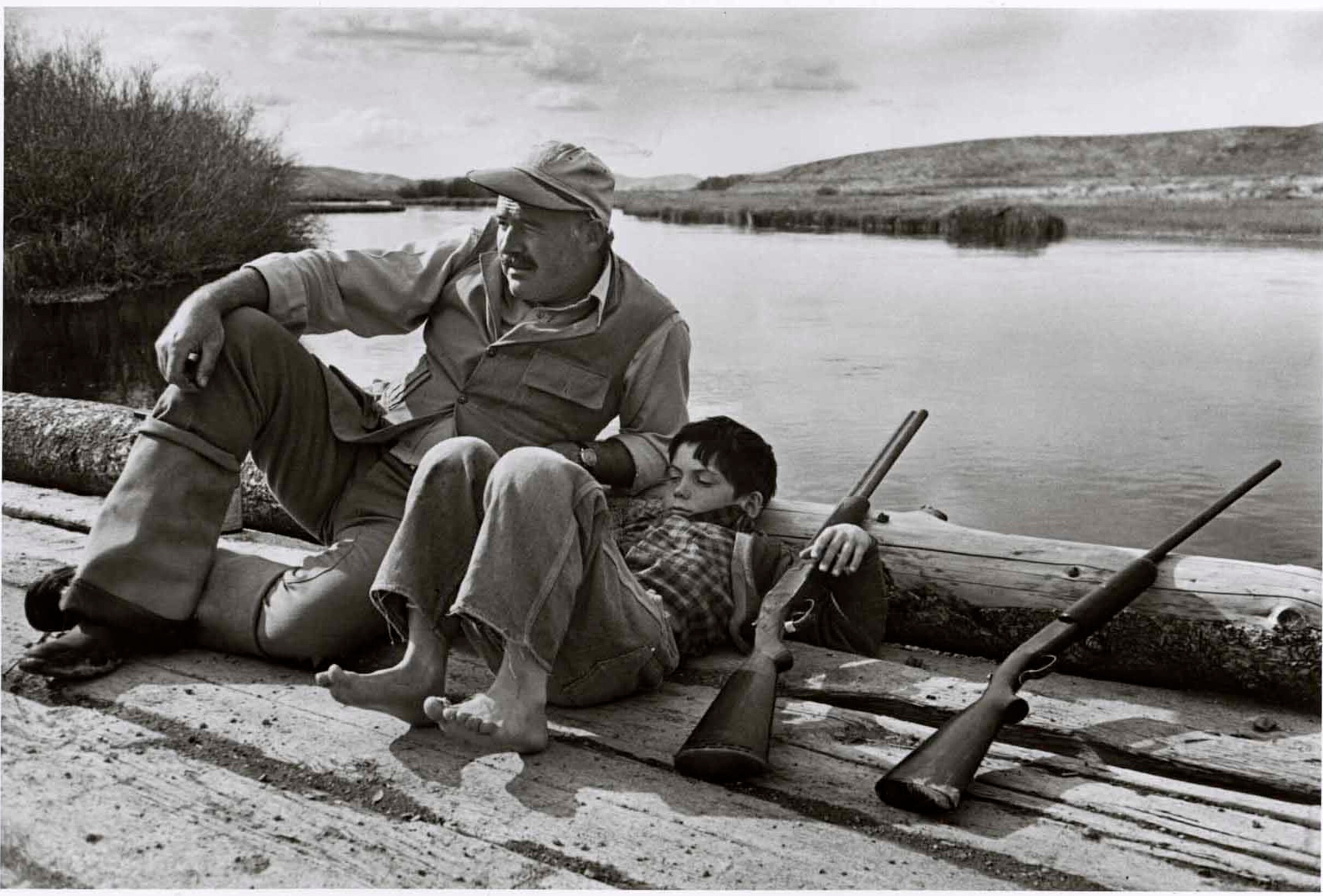 Эрнест Хемингуэй и сын Грегори отдыхают во время дневной охоты на фазана, Сан-Вэлли, Айдахо, Октябрь 1941 год. Фотограф Роберт Капа
