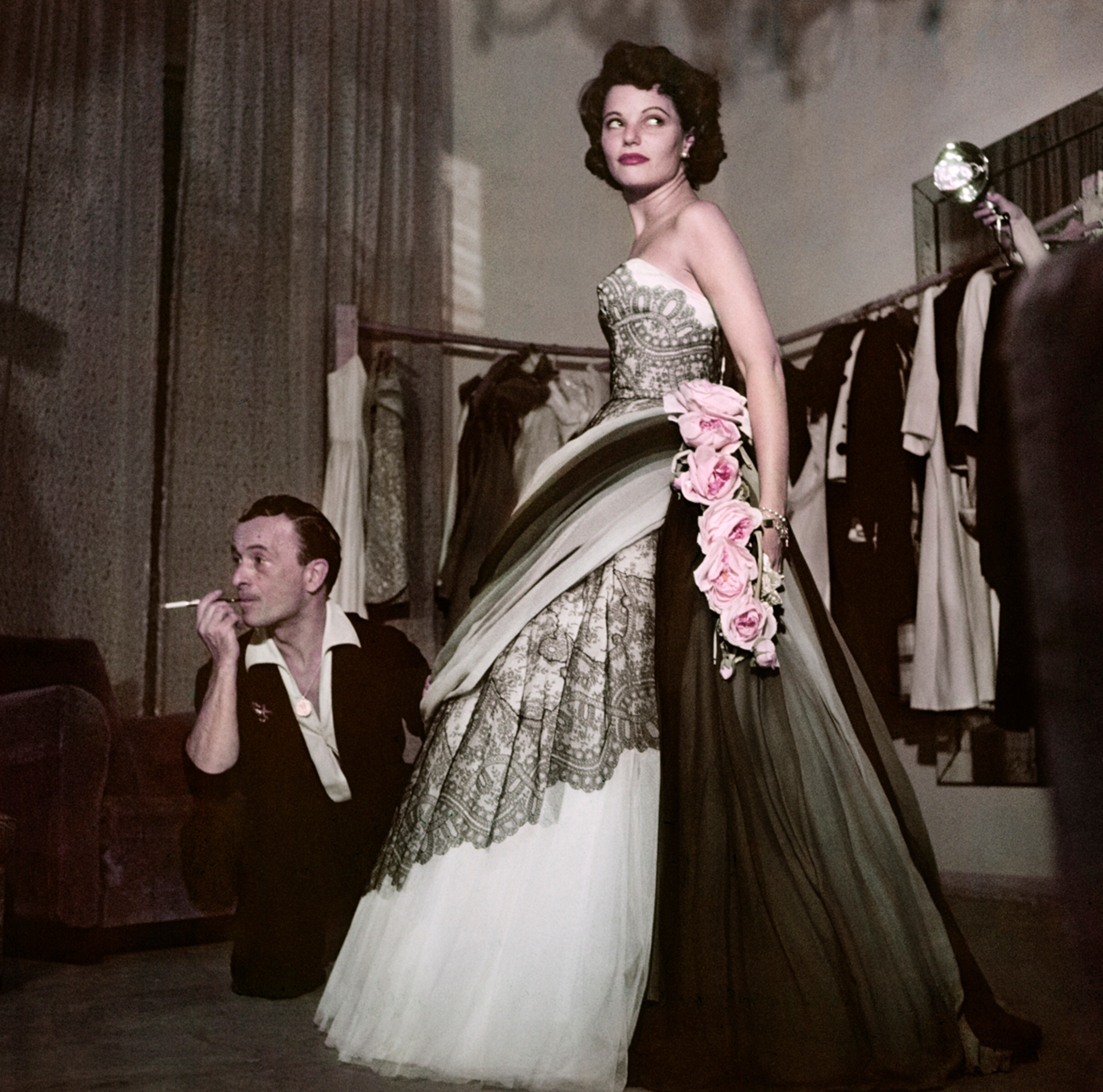Актриса Джеральдин Брукс примеряет платье в доме моды Эмилио Шуберта, Рим, август 1951 год. Фотограф Роберт Капа