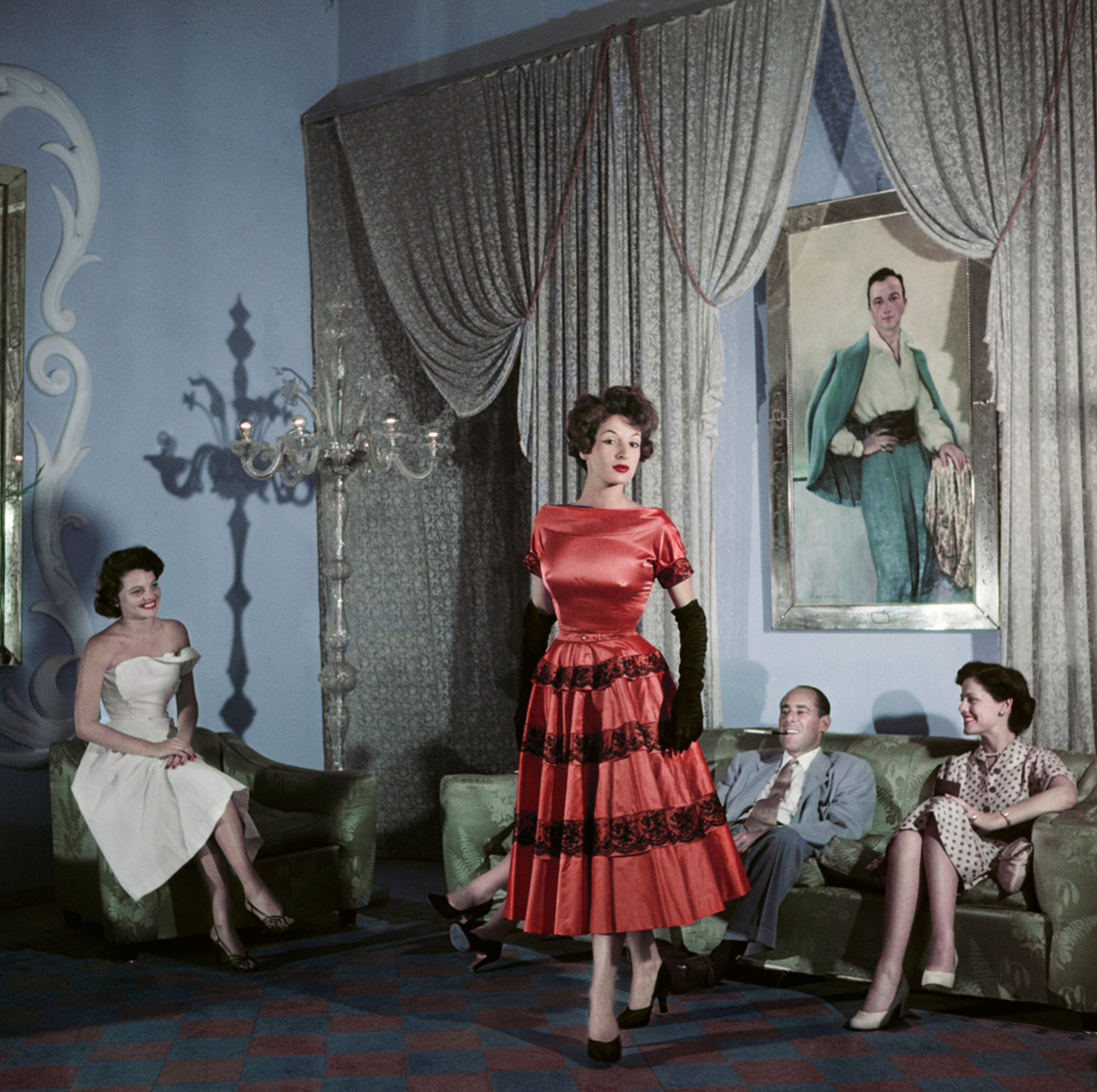 Актрисы и сестры Глория Струк (справа) и Джеральдин Брукс (слева) в доме моды Эмилио Шуберта, Рим, август 1951 года. Фотограф Роберт Капа